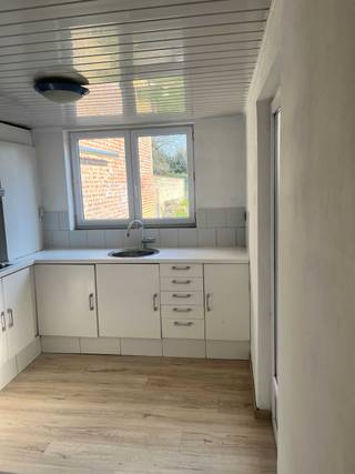 Gelijkvloers appartement, met grote tuin en terras, ideaal startersappartement.Recentelijk vernieuwde gevel in crepi.Ruime parkings voor de...