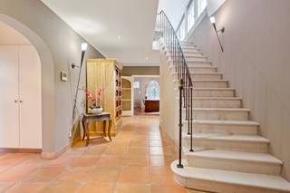 Energiezuinige villa met 5 slaapkamers, 2 badkamers, binnenzwembad en ingerichte kelderverdieping op 2090m²Ontdek deze verrassend ruime villa met een...