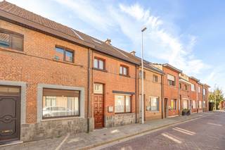 Gelegen in een rustige straat te Burcht, op wandelafstand van openbaar vervoer en met vlotte verbinding naar invalswegen, vind je deze woning.Via de...