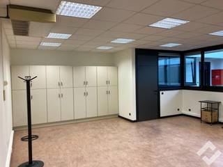 SLEURS BUSINESS CENTER - STEENWEG OP LEOPOLDSBURG 28 - 2490 BALEN<br /><br />Instapklare kantoorruimte van 47m2 te huur met gunstige ligging op de voormalige Sleurs site te Balen (verbindingsweg Balen - Leopoldsburg N18). Dit kantorencomplex bevat 17 kantoren met oppervlaktes vanaf 14m2 t.e.m. 318m2 die reeds gemeubileerd zijn. Het complex heeft als troef dat er voldoende parkeergelegenheid en een lift aanwezig is! Elke verdieping is voorzien van sanitaire voorzieningen en een keuken.<br /><br />De kantoren kunnen ook voor korte termijn worden gehuurd! <br /><br />INDELING:<br />Gelijkvloers: receptie, lift, traphal, 9 kantoren, plantentuin, toiletten, keuken.<br />Eerste verdieping: traphal, vide, 8 kantoren, toiletten, keuken. <br /><br />BIJZONDERHEDEN:<br />- huurprijzen zijn incl. verbruiksforfait!<br />- voldoende parkeergelegenheid met elektrische laadstations voor wagens.<br />- instapklaar, sommige kantoren reeds gemeubileerd!