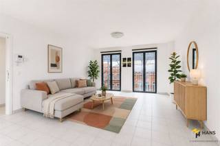 <p><span>Ruim appartement (110 m²) met 2 slaapkamers en terras (12 m²) in Antwerpen (2020).</span></p><p><span>Wonen tegenover Den Tir Shopping Center betekent genieten van winkels, horeca en tal van voorzieningen vlakbij, gecombineerd met een uitstekende bereikbaarheid. Dankzij de nabijheid van het openbaar vervoer, het velo-deelsysteem en belangrijke verbindingswegen verplaats je je hier moeiteloos naar en rond de stad.</span></p><p><span>Het appartement bevindt zich op de tweede verdieping van een verzorgd gebouw uit 2012, waarvan het dak conform geïsoleerd werd. De vaste kosten bedragen circa €140/maand. Verder is de elektriciteit conform en zijn de aluminium ramen voorzien van dubbele beglazing.</span></p><p><span>Met een bewoonbare oppervlakte van maar liefst 110 m² geniet je hier van bijzonder veel ruimte en lichtinval. Bij binnenkomst is er een praktische vestiairehoek voorzien, evenals een apart toilet en een handige berging/wasplaats (3 m²).</span></p><p><span>De lichtrijke leefruimte met open, volledig ingerichte keuken vormt het hart van het appartement en heeft een totale oppervlakte van samen ongeveer 50 m². Dankzij de grote raampartijen aan voor- en achterzijde geniet je hier van een aangenaam open gevoel en veel natuurlijk licht. Via een schuifdeur bereik je het zuidoost-gerichte terras van 12 m², waar je kan genieten van een open zicht over de omgeving.</span></p><p><span>Verder beschikt het appartement over twee volwaardige slaapkamers van 10 m² en 15 m² en een badkamer van 7 m² met inloopdouche en lavabomeubel.</span></p><p><span>Ben je op zoek naar een ruim en instapklaar appartement op een centrale locatie? Mis deze kans niet! Bewoonbare opp. 110 m² – ref.: bruto vloeropp. Voor meer info of een gratis schatting surf naar </span><span><span>www.hansimmo.be</span></span></p><p><span> </span></p>