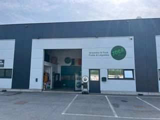 Ontdek deze veelzijdige loods van 576 m² gelegen in het industriële hart van Machelen. Deze ruimte is uitermate geschikt voor bedrijven in de voedingssector of farmaceutische industrie, dankzij de 176 m² aan ingebouwde koelruimtes.<br /><br />De koelruimtes zijn van hoge kwaliteit en bieden de ideale omstandigheden voor het bewaren van temperatuurgevoelige goederen. De resterende oppervlakte kan perfect worden benut voor opslag, productie of logistieke doeleinden.<br /><br />Dit pand biedt de perfecte combinatie van opslag- en koelruimte en is een unieke kans voor bedrijven die op zoek zijn naar flexibiliteit en functionaliteit.