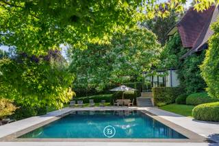 Deze prachtige villa, gebouwd in 1907 onder het toeziend oog van Fernand Bodson, is gelegen aan de rand van Ukkel en Sint-Genesius-Rode. Het...