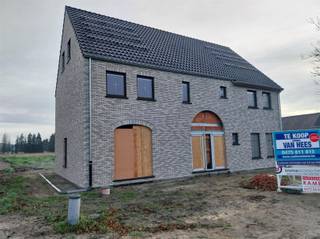 Nieuwbouwproject: Twee BEN20-woningen nabij de jachthaven van het Kanaal naar Beverlo. Ontdek dit prachtige nieuwbouwproject bestaande uit twee...