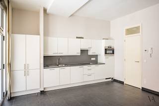 In het historische centrum van Leuven, op wandelafstand van winkels, horeca, scholen en faculteiten, bevindt zich dit aangename éénslaapkamerappartement in de verzorgde residentie Barbarahof.<br /><br />Het appartement geniet van een bijzonder rustige ligging aan de binnentuin van het gebouw en beschikt over een ruim, zonnig terras. De leefruimte met open keuken baadt in het licht dankzij een groot raampartij over de volledige breedte, met directe toegang tot het terras.<br /><br />Verder omvat het appartement een volwaardige slaapkamer, een badkamer met douche, lavabo en toilet, en een praktische bergruimte met aansluiting voor wasmachine en droogkast.<br /><br />Dankzij de uitstekende ligging en het aangename wooncomfort is dit appartement ideaal voor eigen bewoning, als uitvalsbasis voor studerende kinderen of als interessante investering.<br /><br />Een ruime kelderberging en fietsenstalling zijn inbegrepen. Er is bovendien de mogelijkheid tot aankoop van een ondergrondse autostaanplaats.<br /><br />Interesse? Contacteer ons voor meer info of een bezoek ter plaatse.