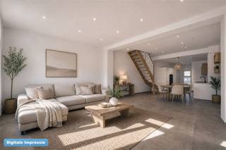 <p><span>Ce n'est pas tous les jours que nous pouvons proposer une maison récemment rénovée avec un score EPC de …. kWh/m²/an. Ce score a été atteint grâce à l'installation de : Fenêtres en PVC (Aluplast) avec verre super isolant, chauffage par le sol (rez-de-chaussée),  une chaudière à condensation (Vaillant), 9 panneaux solaires, une batterie domestique de 5 kW (Growatt),  cm d'isolation du sol, cm d'isolation des murs et cm d'isolation de la toiture. Grâce aux grandes fenêtres du côté de la rue, beaucoup de lumière pénètre dans le salon avec cuisine ouverte et hauts plafonds. L'ensemble de la structure intérieure et toutes les techniques ont été rénovées. La cuisine ouverte sur mesure comprend une plaque de cuisson à induction de 80 cm de large (AEG), un micro-ondes, un four, un lave-vaisselle (AEG), une hotte aspirante (Elica), un réfrigérateur et un congélateur (Exquisite). Ceux qui ont le sens du détail remarqueront l'escalier en contreplaqué, les spots LED intégrés au plafond et les télérupteurs (interrupteurs à bouton-poussoir). La salle de bains est suffisamment grande pour accueillir une douche à effet pluie avec paroi en verre, un meuble lavabo avec armoire à glace (noir/bois), un meuble colonne, un radiateur décoratif et un espace pour une machine à laver. Les deux toilettes sont fournies séparément, avec un lavabo. Les 4 chambres spacieuses avec des plafonds hauts sont un atout supplémentaire. Il y a également un local technique avec une arrivée d'eau. Le petit espace extérieur est entièrement clos et pavé. Le Mobiscore officiel presque parfait de 9,5 sur 10, prouve qu'ici vous bénéficiez d'excellentes connexions avec les transports publics, les écoles, les magasins, etc.  </span></p><p><span> </span></p>