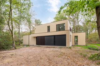 Exclusief wonen in het groen, vlak bij de Royal Golf in Kapellenbos<br /><br />Rust, ruimte en een verfijnde afwerking. Deze prachtige nieuwbouwvilla in het residentiële Kapellenbos combineert het allemaal. Hier woon je in een groene, rustige omgeving, vlak bij de Royal Golf Club, terwijl winkels, scholen en belangrijke verbindingswegen vlot bereikbaar blijven.<br /><br />Binnen draait alles om ruimte, comfort en oog voor detail. De hoogwaardige afwerking en het vele maatwerk geven de woning een warme, stijlvolle uitstraling. De ruime leefkeuken vormt het hart van het huis. Een plek om uitgebreid te koken, samen te eten en gezellig bij te praten. Daarnaast zijn er een afzonderlijk salon en een gezellige tv-ruimte. Zo heeft iedereen zijn eigen plekje, zonder het contact met elkaar te verliezen.<br /><br />Ook aan thuiswerken is gedacht. Het aparte bureau biedt een rustige plek om geconcentreerd aan de slag te gaan.<br /><br />Op de verdieping bevinden zich vier slaapkamers. De masterbedroom beschikt over een eigen dressing en een ensuite badkamer. Een fijne, private plek om de dag rustig te beginnen of af te sluiten. Voor de overige slaapkamers is er een tweede badkamer.<br /><br />Buiten zorgen twee overdekte terrassen ervoor dat je op verschillende momenten van de dag van het buitenleven kan genieten. Een koffie in de ochtend, een lange lunch of nog even buiten zitten wanneer de avond valt.<br /><br />De dubbele garage maakt het geheel compleet en biedt volop plaats voor wagens en extra bergruimte.<br /><br />Een bijzondere villa voor wie houdt van stijlvol wonen, hedendaags comfort en de rust van Kapellenbos. Een plek waar alles klopt, tot in de details. Zorgeloos wonen daar het tuinonderhoud inbegrepen is.<br /><br />Benieuwd hoe het voelt om hier thuis te komen? We laten het je graag ontdekken tijdens een bezoek.<br /><br />Beschikbaar 1/1/2027