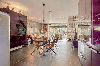 Welkom in deze charmante woning in het hart van Roeselare, ideaal voor wie op zoek is naar modern comfort. Met een bewoonbare oppervlakte van 152 m² op een perceel van 211 m² biedt deze woning alles wat u nodig heeft.Bij het betreden van de woning wordt u verwelkomd in een stijlvolle en lichtrijke leefruimte met een open indeling die zorgt voor een ruimtelijk gevoel. De moderne keuken is volledig uitgerust en sluit naadloos aan op de gezellige veranda met zicht op de aangelegde tuin perfect voor aangename momenten met familie en vrienden.Indeling van de woning:Gelijkvloers:InkomhalLichtrijke leefruimteVolledig uitgeruste keukenVeranda met zicht op de tuinAangelegde tuinGarageVerdieping:2 ruime slaapkamersDressing/ mogelijk tot 3de slaapkamer Badkamer Zolder:Ruime zolder, ideaal als bergruimteDe aanwezigheid van een garage zorgt voor extra comfort en veiligheid voor uw voertuig. Bovendien is de woning gelegen in een doodlopende straat, wat bijdraagt aan de rust en het woonplezier.Kortom, deze woning biedt de perfecte balans tussen stijl en functionaliteit, midden in een levendige omgeving. Een unieke kans om een kwaliteitsvolle woning te bezitten in Roeselare.Mis deze kans niet en plan vandaag nog uw bezoek!Bestuursmaatregelen in het maatregelenregister: in aanvraag