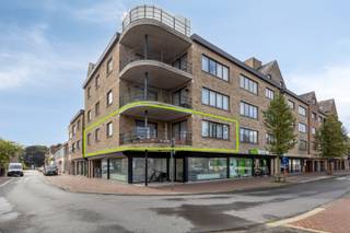 Dit appartement is gunstig gelegen in het bruisende centrum, vlak bij het station, het openbaar vervoer en de winkelstraten. Er is een...