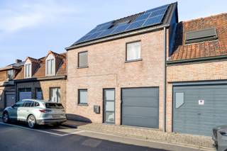 Mooie eigendom in het centrum van Bissegem....<br /><br />Deze woning werd volledig heropgebouwd in 2010! We komen binnen in de hal met apart gastentoilet. In de leefruimte komt enorm veel licht binnen door het grote schuifraam met zicht op de tuin. De volledig uitgeruste keuken beschikt over een eiland en is open met de leefruimte. Op het gelijkvloers vinden we verder nog de badkamer (met lavabomeubel, ligbad en douche), handige wasplaats en een inpandige garage met elektrische sectionale poort. <br />De 1e verdieping beschikt over 4 slaapkamers en via een vaste trap kunnen we naar de ingerichte zolderverdieping. De ideale ruimte voor een bureau, hobbykamer of 5e slaapkamer!<br />De tuin is zeer mooi aangelegd met een groot terras, tuinhuis en zonneterras. <br /><br />Overal PVC ramen met dubbele beglazing. <br />Er zijn 12 zonnepanelen (met groenestroomcertificaten), wat bijdraagt aan het goede EPC (label B - dus geen renovatieplicht). Er is tevens een conforme elektrische keuring. <br />Bovendien is er een asbestattest "asbestveilig". <br /><br />Een zeer aangename en instapklare woning, gelegen in het centrum van Bissegem met alles op wandelafstand en een zeer goede verbinding naar Kortrijk en verschillende autosnelwegen!