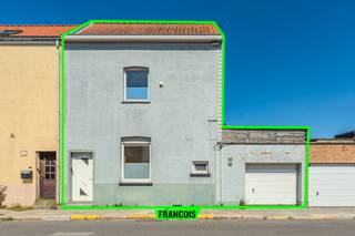 Deze te renoveren woonst met garage en zongericht terras bevindt zich in hartje Middelkerke en op wandelafstand van het strand. Dichtbij alle faciliteiten zoals: winkels, bakker, slager, scholen en toch rustig gelegen.<br /><br />Er is een vlotte verbinding naar Oostende, de autostrade en de omliggende deelgemeenten.<br /><br />Mits enige aanpassingen kan deze woning dienen voor eigen bewoning, maar zeker ook als tweede verblijf. De aanpalende garage in het centrum van Middelkerke is geen overbodige luxe, vooral in de drukke zomermaanden. <br /><br />Het is mogelijk om verschillende slaapgelegenheden te gaan creëren en daarnaast is er op elk verdiep een keuken en badkamer. De keuken op de bovenverdieping werd recent nog vernieuwd. Ook is er een aangenaam en zongericht terras op de eerste verdieping, hier kunt u van 's ochtends vroeg tot in de late namiddag genieten in het zonnetje. <br /><br />Er is dubbele beglazing voorzien en het raamwerk is reeds in pvc, daarnaast werd het dak een aantal jaar terug vernieuwd samen met de dakgoten en zijgevel. <br /><br />De woning werd jarenlang verhuurd dus kan ook een mooie investering zijn.<br /><br />Bent u op zoek naar een woning met garage vlakbij de zee en het centrum? Neem dan contact op via inti@immofrancois.be of 0499 74 89 74.<br /><br />