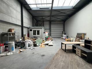 - nieuwbouw KMO unit- vrije hoogte: 6m- sectionaal poorten: 1- daglichtstraat- wanden en dak geïsoleerd- géén verwarming...