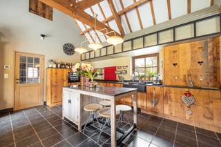 <p><strong>GELIJKVLOERS<br /></strong><strong>Inkomhal 18m²</strong> op kerkdal met vestiairekast, gastentoilet en handenwasser.<br /><strong>Woonkamer 42m²</strong> op kerkdal via grote schuifraam toegang tot terras.<br /><strong>Eetkamer 15m²</strong> op kerkdal met zicht op weilanden.<br /><strong>Keuken in eik 23m²</strong> op kerkdal, voorzien van inductiekookplaat, koelkast, vaatwasser, combi-oven, dampkap, dubbele spoelbak in arduin, kookeiland en ontbijthoek.<br />Aansluitend aan de keuken <strong>berging/mudroom 15m²</strong> op platines met uitgietbak in arduin en toilet met handenwasser.<br /><strong>Wasplaats 6m²</strong> op kerkdal met ingebouwde kasten en aansluiting voor wasmachine en droogkast.<br /><strong>Slaapkamer 19m²</strong> op kerkdal met deur naar terras.<br /><strong>Dressing 11m²</strong> op kerkdal.<br /><strong>Badkamer 8m²</strong> op met ligbad, inloopdouche en enkele lavabo.<br /><strong><br />Kelder 111m².</strong></p>
<p><strong>Terras 40m²</strong> op platines.<br /><strong>2de terras 50m²</strong> op blauwe hardsteen.</p>
<p>Verzorgde tuin met tuinverlichting en geboorde waterput.<br /><strong>Weiland met 5 stallen +- 110m².</strong></p>
<p><strong>Zolder 40m²</strong> op beton, mogelijkheid tot het maken van 2 slaapkamers.<br /><strong>Carport </strong>voor 1 wagen.</p>
<p><strong>PRAKTIJKRUIMTE/UITBREIDING WONING</strong><br />Deze ruimte van 72m² op steenparket is ideaal als praktijkruimte aan huis of om de huidige gezinswoning uit te breiden naar meerdere slaapkamers.<br />Momenteel heeft de huidige woning 1 slaapkamer.</p>
<p><strong>BIJZONDERHEDEN<br /></strong>De vermelde “bewoonbare oppervlakte” is gebaseerd op de “bruikbare vloeroppervlakte” zoals vermeld in het EPC.Verwarming op stookolie, dubbele beglazing, alarm, sensoren, tuinverlichting, geboorde waterput, volledige isolatie.</p>
<p><strong>POSITIEVE PUNTEN<br /></strong>Instapklaar<br />Ruime kelder<br />Zicht op weilanden<br />Duurzaam gebouwd<br />Gelijkvloerse woning<br />Woning met praktijkruimte<br />Zuidwest georiënteerde tuin<br />Ideaal voor paardenliefhebbers of wonen/werken</p>