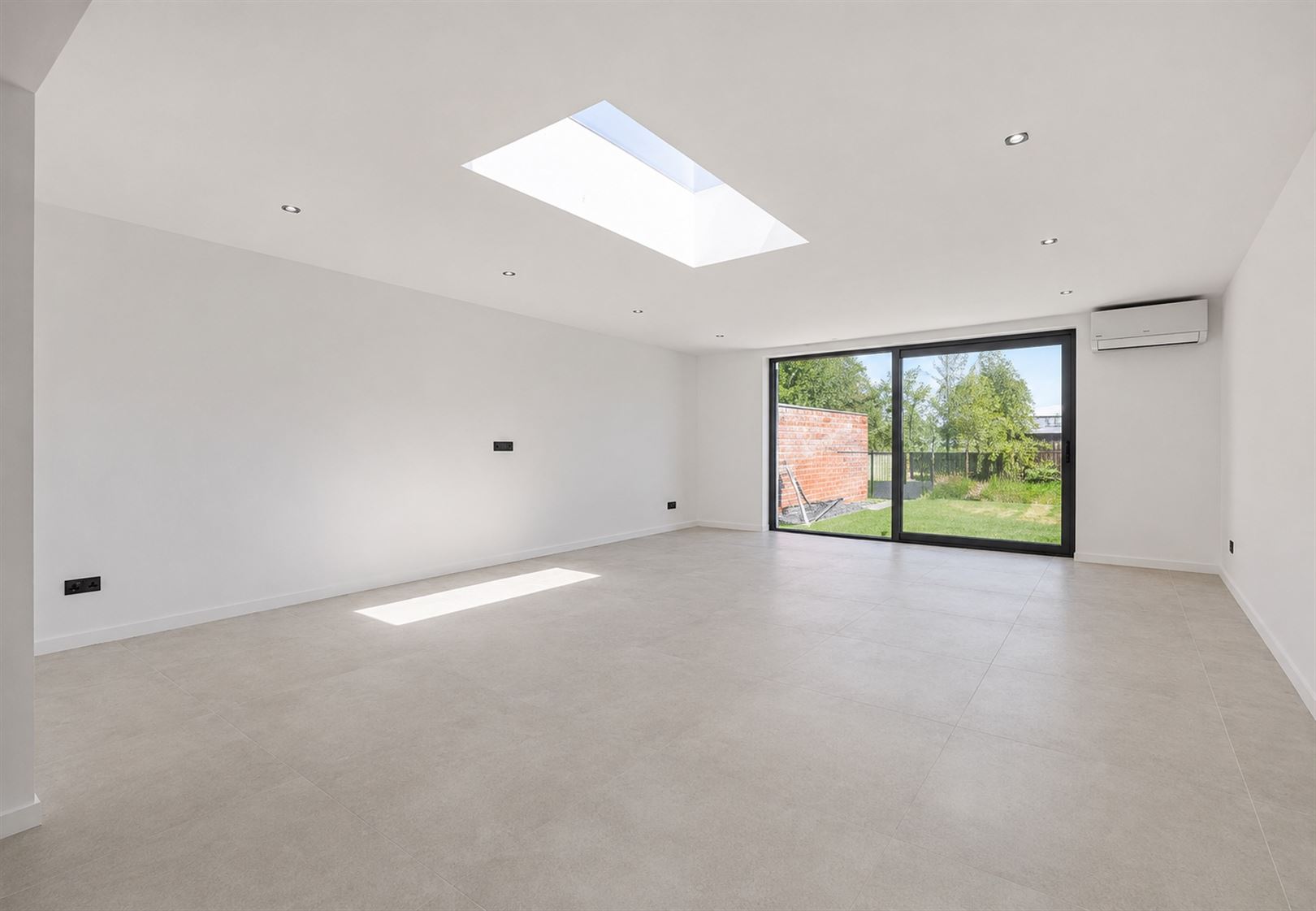 House for sale in Sint-Niklaas with 4 bedrooms - photo 2