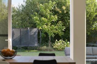 <p>In de residentiële verkaveling <strong>Adelahof</strong> in Bierbeek prijkt deze luxueuze BEN-villa, gerealiseerd in 2023 door <strong>Kwadraat</strong>. Het ontwerp combineert een strak en tijdloos lijnenspel met hedendaags wooncomfort en duurzame technieken. Zo beschikt de woning over een <strong>geothermische warmtepomp met vloerverwarming</strong>, passieve koeling, <strong>zonnepanelen</strong> en hoogrendementsbeglazing.<br /><br />Het gelijkvloers verwelkomt je met een bijzonder <strong>lichtrijke leefruimte en een open keuken</strong>, afgewerkt met hoogwaardige materialen. Aansluitend bevindt zich een royale polyvalente ruimte van 45 m², ideaal als kantoor, hobbyruimte, studio of speelkamer. Verder zijn er op dit niveau ook een praktische wasplaats, gastentoilet, berging en inpandige garage voorzien.<br /><br />Op de eerste verdieping wachten <strong>vier volwaardige slaapkamers</strong>. De master suite beschikt over een <strong>eigen dressing en badkamer</strong>, terwijl de overige kamers gebruik kunnen maken van een tweede badkamer en afzonderlijk toilet. Een technische ruimte vervolledigt deze verdieping.<br /><br />De afgewerkte zolderverdieping biedt bijkomende troeven: <strong>een ruime slaapkamer met eigen badkamer</strong> én nog een <strong>multifunctionele kamer van 45 m²</strong> die je volledig naar wens kan inrichten.<br /><br />Deze villa ligt uiterst rustig in een <strong>doodlopende straat</strong>, op wandelafstand van het centrum van Bierbeek en in de nabijheid van het Meerdaalwoud. Leuven bereik je in slechts 10 minuten, terwijl ook Brussel vlot toegankelijk is.<br /><br />Een eigentijdse villa met <strong>uitzonderlijk wooncomfort, duurzame technieken en een sublieme ligging</strong> – een unieke kans voor wie op zoek is naar klassevol en toekomstgericht wonen.</p>