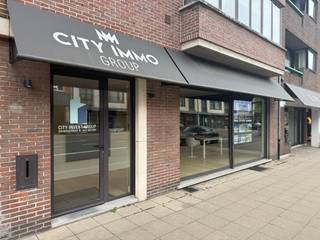 Gelijkvloers handelspand/kantoor/winkel met een oppervlakte van ca. 127 m² en een indrukwekkende etalage van maar liefst 9 meter breed. Dankzij deze ruime vitrine geniet uw zaak van maximale visibiliteit, ideaal voor ondernemers die hun producten of diensten optimaal in de kijker willen zetten.<br /><br />Dit handelspand zal vrij beschikbaar zijn bij akte. De huidige eigenaar en de aanwezige bedrijven verhuizen naar een andere locatie, waardoor u deze opportuniteit snel kan benutten.<br /><br />Gelegen op een uitstekende locatie langs de Bredabaan, een commerciële topligging met veel passage. Bovendien is er vlot parkeergelegenheid voor de deur, wat het pand extra aantrekkelijk maakt voor klanten.<br /><br />Het pand is kwalitatief afgewerkt en instapklaar, voorzien van:<br /><br />- Parketvloer<br />- Kitchenette<br />- Toilet<br />- Bergingen/archiefruimtes<br />- Maatkasten<br />- Warmtepomp voor zowel verwarming als verkoeling<br /><br />Extra troeven zijn de inbegrepen kelderberging en een autostaanplaats achter het gebouw, wat zorgt voor bijkomend comfort en praktische opslagmogelijkheden.<br /><br />Kortom, een veelzijdig en uitstekend gelegen handelspand met tal van mogelijkheden voor diverse commerciële activiteiten.