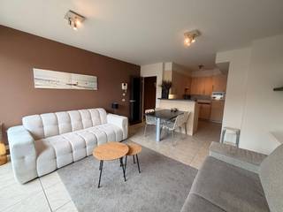 Idéalement situé au centre de Middelkerke, à seulement 200 mètres de la plage et de la digue, se trouve ce bel appartement en duplex au 4ème étage. Grâce à sa situation centrale, vous bénéficiez de toutes les commodités à portée de main, tout en étant à moins de 3 minutes à pied de la mer.<br /><br />L'appartement dispose au rez-de-chaussée d'un salon spacieux et lumineux avec cuisine attenante, d'un débarras pratique et d'un WC invités dans le hall d'entrée. Depuis le salon, vous avez accès à une terrasse confortable de 3,5 m².<br /><br />À l'étage, il y a deux chambres à coucher complètes et une salle de bains confortable, équipée d'une douche à l'italienne, d'un double lavabo et d'un deuxième WC.<br /><br />Un atout supplémentaire est que l'appartement est vendu entièrement meublé. Il est donc prêt à être utilisé immédiatement, comme résidence secondaire à la côte ou comme investissement locatif.<br /><br />De plus, l'appartement est également économe en énergie avec un label PEB favorable de classe B.<br /><br />Les informations urbanistiques sont en cours de demande.<br /><br />Vous êtes intéressé par ce bel appartement en duplex à deux pas de la mer ? Contactez Louis au 0493 18 27 84 pour plus d'informations ou une visite.