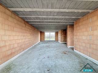 In een rustige straat in Veldegem bevindt zich deze nieuwbouwwoning met een vlotte verbinding naar winkels, het openbaar vervoer en de E403. De...