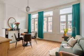 <p><strong>In de Kortrijkstraat woon je in Borgerhout op z’n best. Een fijne buurt waar het leven rustig aanvoelt, maar de stad nooit ver weg is. Hier stap je buiten en heb je meteen alles binnen handbereik: winkels, cafés, parken en dat typische Borgerhoutse gevoel van samenleven. En achter de knappe gevel van vandaag schuilt een karaktervol herenhuis dat barst van ruimte, licht en mogelijkheden. Geen afgewerkt eindpunt, wél een huis dat klaar is voor een nieuw verhaal. Benieuwd? Kom binnen…</strong></p><p><strong>Binnenkomen met grandeur</strong></p><p>Al vanaf bij het binnenkomen voel je het: dit huis heeft présence. Hoge plafonds, warme houten vloeren en een statige houten trap die je van verdieping naar verdieping meeneemt. Alles klopt qua verhoudingen, alles ademt dat klassieke herenhuisgevoel waar je ongetwijfeld meteen verliefd op wordt.</p><p><strong>Gelijkvloers: leven, werken en koken</strong></p><p>Op het gelijkvloers ontvouwt zich het dagelijkse leven. De leefkamer is licht en aangenaam, met aansluitend een bureauruimte die perfect past in het geheel. Thuiswerken, een speelhoek of gewoon extra leefruimte: hier kan het allemaal. Verderdoor kom je in de eerste keuken van het huis: knus, volledig geïnstalleerd én met een fijn uitzicht op de tuin. Dankzij de lichtkoepel baadt deze keuken en eetruimte in natuurlijk licht, wat het hier extra gezellig maakt. Van hieruit wandel je zo het stadstuintje in: een heerlijke plek om even buiten te zijn, rustig en charmant.</p><p><strong>Praktische en ruime kelder</strong></p><p>Het huis is volledig onderkelderd en biedt heel wat extra ruimte. Hier vind je plaats voor wasmachine en droogkast, maar ook veel opslagmogelijkheden. Droog, handig en perfect geïntegreerd in het geheel.</p><p><strong>Verdiepingen propvol karakter</strong></p><p>De houten trap brengt je naar meerdere verdiepingen waar het herenhuisgevoel alleen maar sterker wordt. Verschillende slaapkamers, hoge plafonds en prachtige vloeren zorgen voor een aangename flow doorheen het huis. Er zijn twee badkamers aanwezig, wat het comfort meteen naar een hoger niveau tilt. De masterbadkamer is royaal en beschikt over zowel een bad als een douche. De tweede badkamer valt op door haar vrolijke vloertegel en speelse uitstraling.</p><p><strong>De rode keuken boven</strong></p><p>Boven ontdek je dan ook de tweede keuken: volledig geïnstalleerd, en met een funky rode kleur die meteen karakter brengt. Ideaal voor grotere gezinnen, cohousing of gewoon extra flexibiliteit in het huis. Deze extra keuken opent heel wat mogelijkheden en maakt het pand bijzonder veelzijdig.</p><p><strong>Een huis dat meegroeit met jouw plannen</strong></p><p>Dit pand is duidelijk nog een project, maar wel eentje met een sterke basis. De elektriciteit is conform, het hoofddak werd vernieuwd in 2021 en de platte daken in 2023. Licht, ruimte en karakter zijn hier overvloedig aanwezig. Dit is zo’n huis waar je niet alles in één keer moet doen, maar waar je stap voor stap iets heel bijzonders van kan maken.</p><p><strong>Verliefd? <u>Info@ugly.be</u></strong></p>