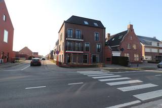 INDELINGInkomhal met ingemaakte kasten voorzien van aardgasbrander van de C.V. en warmwater, ventilatiesysteem (type C), woonkamer met open keuken...