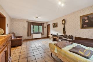 <p>Wij stellen u deze volledig te renoveren viergevelwoning van ±188 m² voor, gelegen op een goede locatie in de Meersstraat 183 te Ternat (Sint-Katherina-Lombeek), met een vlotte bereikbaarheid naar belangrijke invalswegen, scholen, winkels en openbaar vervoer.Gebouwd rond 1965 beschikt deze woning momenteel over 3 slaapkamers met de mogelijkheid om een zolder aan de tuinkant in te richten (26 m²). Op het gelijkvloers vindt u een inkomhal, een woonkamer (30 m²), een eetkamer (15 m²), een keuken (9 m²), een stockageruimte/atelier (26 m²), een garage (26 m²) en een afzonderlijk toilet. Een terras en een zuidgerichte tuin (7a 50ca) vervolledigen het gelijkvloers. De eerste verdieping bestaat uit 3 slaapkamers (15 m², 14 m² en 9 m²) en een badkamer met toilet (8 m²). De zolder/duivenkot is toegankelijk via de stockageruimte en kan volledig naar wens ingericht worden. Verwarming op gas. Houten ramen. EPC: F (renovatieverplichting) en elektriciteit niet conform. Een woning met veel potentieel in een groene omgeving. IDEAAL VOOR IEDEREEN.</p>