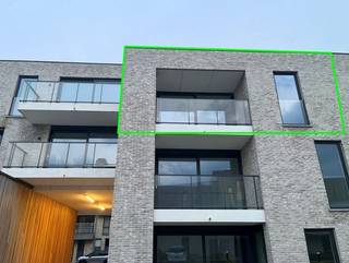 In het charmante Westrozebeke, een deelgemeente van Staden, bevindt zich dit modern nieuwbouwappartement met twee slaapkamers, gelegen op de tweede verdieping.<br /><br />Bij het betreden van het appartement kom je in een ruime inkomhal die directe toegang biedt tot de eerste slaapkamer en de technische berging. Verder bereik je via de hal de stijlvolle badkamer, uitgerust met een wastafel en een comfortabele inloopdouche. Het appartement beschikt daarnaast over een tweede, ruimere slaapkamer. De lichtrijke leefruimte met open keuken vormt het centrale leefgedeelte van het appartement. <br /><br />Dankzij de doordachte indeling en hedendaagse afwerking geniet u hier van een hoog wooncomfort. Het pand is bovendien uitgerust met zonnepanelen en beschikt over centrale verwarming op aardgas, wat bijdraagt aan een energiezuinige en efficiënte woonoplossing.<br /><br />Beschikbaar vanaf 01-05-2026.<br /><br />