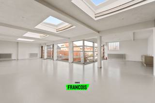 Ontdek deze unieke kans om een stijlvolle loft te creëren op de eerste verdieping, met terras en mogelijkheid tot een dakterras.De loft geniet van...