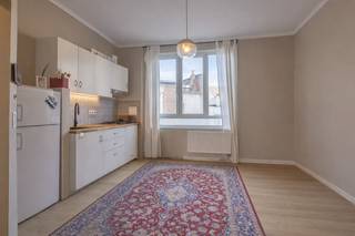 <p><strong>Leuk appartement met één kamer, recente keuken en nabij openbaar vervoer.</strong><br />Gelegen op de tweede verdieping, bereikbaar met trap.<br /><br />Charmant appartement in een kleine mede-eigendom met beperkte onderhoudslasten (ca €50/m).<br /><br />Een keuken, douchekamer en vloer werden gerenoveerd in 2021 wat het geheel tot een hedendaags en comfortabele woonst maken.<br /><br />De lay-out is praktisch met 3 kamers 'en-filade', één grote slaapkamer, centrale salon met eetplaats en keuken langs de achterzijde van het appartement. Van hieruit is de douchekamer met toilet en aansluitingen voor was- en droogmachine te vinden.<br /><br />Het appartement is verwarmd met recente (2021) condenserende aardgasketel van Remeha en de hele elektrische installatie werd vernieuwd en conform het AREI gekeurd.<br /><br />Inclusief in de verkoopprijs is één ruime kelder op verdieping -1.<br /><br /><strong>Interesse? </strong>Plan nu jouw bezoek via de website van Living Stone of contacteer ons via 02 466 05 75 !<br /><br />EPC 261 kWh/m² jaar<br />Klasse E</p>