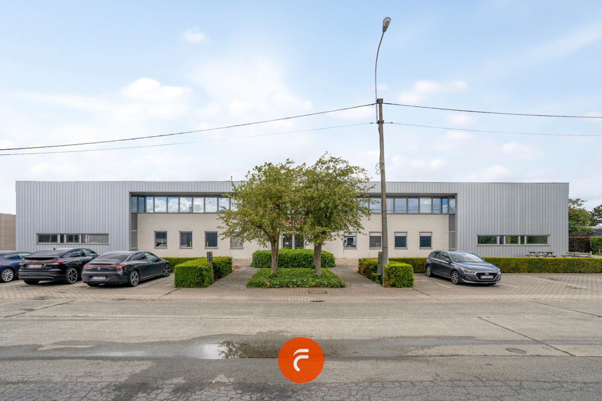 Bedrijfsgebouw met 1822 m2 kantoorruimte en 6315 m2 magazijn op 100 % privaat terrein van 11.266 m2 - foto 4