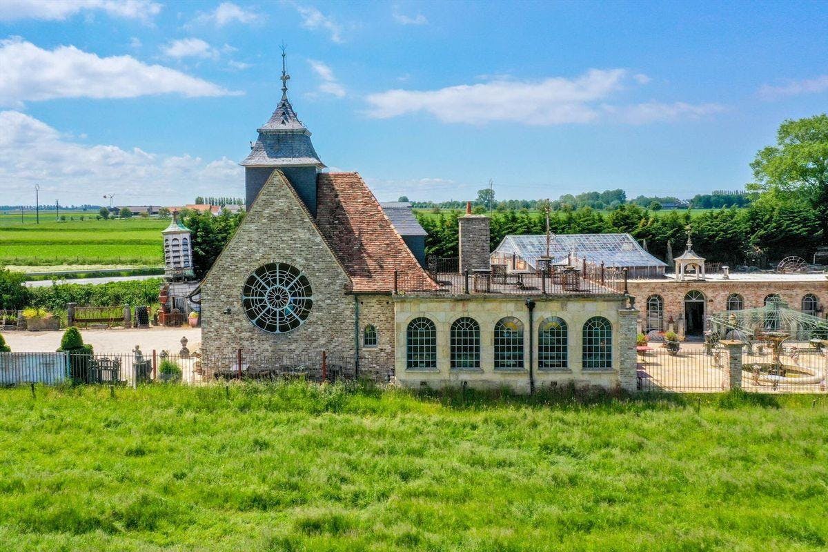 Uniek karaktervol pand met tal van mogelijkheden te Gistel - foto 1