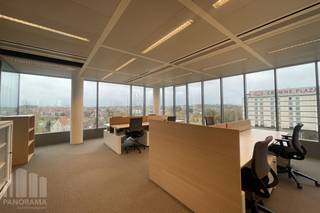Kwalitatieve <strong>kantoren van 1.069 m² te huur, bemeubeld & instapklaar</strong>. Ook andere oppervlaktes mogelijk van <strong>1.069 m² tot 5.939 m²</strong>. De kantoren maken deel uit van Airport Plaza Campus, een bedrijvenpark met een uitzonderlijke ligging die aan de hoogste internationale normen voldoet.<br /><br />Het bestaat uit vijf onafhankelijke kantoorgebouwen met eigen ontvangsthal en een centraal knooppunt dat toegang biedt tot de kantoorgebouwen en tot de verschillende diensten zoals gedeelde vergaderzalen, lounge, winkel, persoonlijke conciërgedienst, wasserette, restaurants, ... <br /><br />De twee ondergrondse parkeerlagen zijn gemeenschappelijk voor de vijf gebouwen; met een totaal van 689 binnen- en 67 parkeerplaatsen buiten. Elk gebouw beschikt over een terras van 200 m² voor privégebruik. Het flexibele, functionele en gezellige complex heeft een uitzonderlijke ligging vlakbij de internationale luchthaven van Zaventem. <br /><br />Contacteer <strong>PANORAMA B2B</strong> voor bijkomende inlichtingen, plannen of een vrijblijvend bezoek <strong>0477 09 00 09</strong>