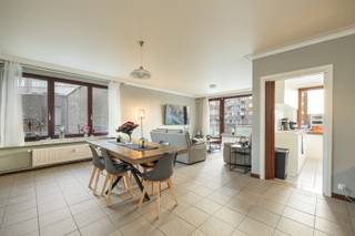 Dit hoekappartement van bevindt zich op de eerste verdieping van een goed onderhouden residentieel gebouw met lift. Het appartement geniet van...