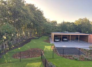 INDELINGDe inkomhal met apart toilet geeft toegang tot de ruime leefruimte ca 40 m².Aanpalend bevindt zich de open keuken die toegang biedt tot het...