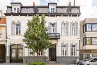 In the heart of Izegem, we find this authentic double townhouse. This unique renovation project offers tremendous potential due to its size and central location.<br />The facade has already been completely repainted.<br /><br />Come experience the charm of this property during an on-site visit.<br /><br />Extra highlights<br /><br />Built-in tandem garage<br />Large city garden<br />Substantial living space of 541 m²<br />Huge attic with lots of potential