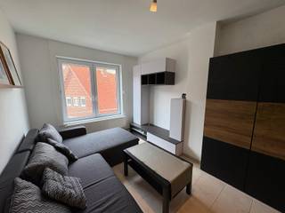 Op zoek naar een gezellig plekje aan de kust? Dit instapklare appartement in Westende heeft alles om u meteen thuis te laten voelen.<br /><br />Indeling &amp; inrichting:<br /><br />Gelegen op de tweede verdieping van een kleine, rustige residentie zonder lift en zonder gemeenschappelijke kosten. Het appartement bestaat uit een lichtrijke leefruimte met gezellige zithoek, een ingerichte keuken, een comfortabele slaapkamer met handige kast en een nette badkamer die beschikt over een toilet, douchecabine en wasmachine. Het geheel is smaakvol ingericht met mooie meubels, zodat u enkel uw koffers hoeft mee te brengen!<br /><br />Ligging:<br /><br />In een kalme straat, maar toch vlakbij de zeedijk, het strand en de winkels. Hier geniet u van de perfecte combinatie tussen rust en vakantiegevoel.<br /><br />Dit appartement is de perfecte uitvalsbasis om het hele jaar door te genieten van het kustleven.<br /><br />De huurprijs edraagt 660€ zonder extra kosten. <br /><br /> Grijp deze kans en plan vandaag nog uw bezoek!<br /><br />Onmiddellijk beschikbaar. <br /><br />