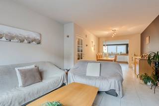 <p>Deze instapklare en lichtrijke woning combineert ruimte, comfort en praktische indeling en beschikt over maar liefst <strong>167 m² bewoonbare oppervlakte</strong>.</p><p>Bij het binnenkomen wordt u verwelkomd in een ruime inkomhal, die toegang biedt tot de woonkamer, het aparte gastentoilet en de kelder. Op het gelijkvloers treft u een ruime en bijzonder lichtrijke woonkamer aan. Dankzij de grote raampartijen aan de voorzijde geniet u hier van veel natuurlijk licht. Aansluitend bevindt zich de ruime open keuken, uitgerust met alle nodige ingebouwde toestellen en tal van ingebouwde kasten.</p><p>Vanuit de keuken is er rechtstreeks toegang tot de praktische wasruimte, voorzien van ingebouwde kasten en voldoende plaats voor zowel een wasmachine als droogkast. Aansluitend bevinden zich twee ruime opslagruimtes, die beide rechtstreeks bereikbaar zijn vanuit de wasruimte. Eén van deze opslagruimtes is bovendien rechtstreeks toegankelijk via de voorzijde van de woning, wat bijzonder handig is voor het stallen van fietsen, het opbergen van materiaal of extra stockage.</p><p>Op de eerste verdieping bevinden zich twee ruime slaapkamers, beide voorzien van praktische ingemaakte kasten. Verder is er een ruime badkamer, uitgerust met een douche, toilet en een dubbele lavabo. De tweede verdieping beschikt tot slot over een ruime zolderruimte met tal van mogelijkheden. Deze ruimte kan perfect ingericht worden als extra slaapkamer, hobbyruimte, bureau of speelkamer , afhankelijk van uw wensen.</p><p>Een echte blikvanger is het zuidwestgerichte terras van maar liefst 33 m². Dankzij de gunstige oriëntatie is dit de ideale plek om te ontspannen, gezellig te tafelen of volop te genieten van zonnige dagen.</p><p><strong>Extra troeven</strong>: <br />- Zonnepanelen aanwezig<br />- EPC C (257 kWh/m² jaar) -> GEEN renovatieverplichting<br />- Woongebied, verdere stedenbouwkundige en maatregelenregister informatie in aanvraag<br />- Perceelscore B, gebouwscore B<br />- Niet gelegen in een afgebakende oeverzone of afgebakend overstromingsgebied<br />- Niet gelegen in een risicozone voor overstromingen</p><p>Nabij school, winkels, autosnelweg, openbaar vervoer, etc. Voor meer info ga naar www.coenenvastgoed.be of bel 03/375.82.92</p>