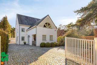 Zeer ruime, instapklare gezinswoning met 4 slaapkamers, zwembad en gunstig EPC.<br /><br />Bij het betreden van de woning word je verwelkomd in een royale inkomhal met gastentoilet en praktische berging. Verder kom je terecht in de volledig uitgeruste keuken, die aansluit op de lichtrijke en ruime leefruimte met een mooi uitzicht op de tuin. De eerste verdieping beschikt over drie volwaardige slaapkamers, een ruime dressing en een comfortabele badkamer uitgerust met zowel een ligbad als een douche en een dubbele wastafel. Via een vaste trap bereik je de volledig ingerichte zolderverdieping, die perfect dienst kan doen als vierde slaapkamer, hobbyruimte, bureau of polyvalente ruimte.<br /><br />Dankzij de recente renovaties geniet de woning van een uitstekende energieprestatie met een EPC-label B (114 kWh/m² jaar). Zo werden onder meer een hoogrendementsketel en zonnepanelen geplaatst, wat bijdraagt aan een optimaal wooncomfort. <br /><br />De woning beschikt bovendien over een ruim, verzorgd aangelegde tuin met zwembad. Daarnaast is er een extra garage aanwezig, wat zorgt voor extra comfort en praktische bergruimte.<br /><br />Deze woonst is gelegen in het groene Wezel (Mol), een aangename en residentiële woonomgeving met veel natuur in de directe omgeving. Daarnaast geniet de locatie van een vlotte bereikbaarheid met het centrum van Mol, het station en de omliggende gemeenten, en zijn er ook goede verbindingen richting Nederland, met onder andere vlotte bereikbaarheid van Eindhoven en andere grensgemeenten.<br /><br />Dankzij de ruime indeling, de recente renovaties en de gunstige energiescore vormt deze woning een interessante opportuniteit voor gezinnen die op zoek zijn naar een instapklare woonst in Mol.<br /><br />Voor meer informatie of een bezoek ter plaatse, kan u contact opnemen met IMMO SP via 014 59 10 20 of mailen naar jill@immosp.be. Benieuwd naar de waarde van uw eigen woning? Vraag vrijblijvend een gratis verkoopanalyse aan – wij helpen u graag verder!