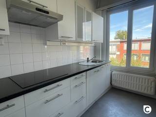 <p><span>Welkom in dit gezellige appartement gelegen in Wilrijk. Dit ruime tweekamerappartement biedt ideale mogelijkheden voor starters, koppels of kleine gezinnen die een praktische en comfortabele woning zoeken.</span></p><p><span>Gelegen vlakbij het centrum bevindt dit appartement zich toch in een rustige wijk, maar met een goede bereikbaarheid van voorzieningen, winkels en openbaar vervoer rondom.</span></p><p><span> </span></p><p><span>De woonkamer is erg lichtrijk en kent een mooie grootte; perfect voor een grote eettafel en een comfortabel salon. </span></p><p><span> </span></p><p><span>Aangrenzend vinden we de keuken. De vele kasten, aangevuld met een keramisch vuur, vaatwasser en gootsteen zorgen voor een praktisch geheel.</span></p><p><span> </span></p><p><span>Het appartement beschikt over twee volwaardige slaapkamers. Dankzij de grote ramen is ook hier een zeer aangename lichtinval.</span></p><p><span> </span></p><p><span>De badkamer werd netjes ingericht met een wastafel en moderne douchecabine.</span></p><p><span> </span></p><p><span>In de inkomhal is een apart toilet terug te vinden.</span></p><p><span> </span></p><p><span>Kosten en beschikbaarheid</span></p><p><span>€ 875 / maand</span></p><p><span>€ 75 / maand (incl provisie water)</span></p><p><span>Onmiddellijk beschikbaar</span></p><p><span> </span></p><p><span>Troeven</span></p><ul><li><span>Lichtrijk appartement</span></li><li><span>Ruime woonkamer</span></li><li><span>2 Volwaardige slaapkamers</span></li><li><span>Centrale maar toch rustige ligging</span></li></ul>