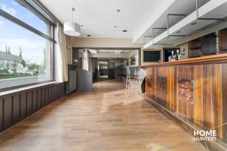 Zichtbaar op een hoek en boordevol mogelijkheden: deze karaktervolle woning verwelkomt je met een ruime, voormalige caféruimte met toog—perfect als handelszaak, atelier, praktijk of creatieve leefruimte. Aansluitend vind je een functionele keuken, handige berging met koelcel en nette sanitair, terwijl de kelder extra opslagcomfort biedt.<br /><br />Boven gaat het woonverhaal naadloos verder. Op de eerste verdieping zorgen een nachthal, twee volwaardige slaapkamers en een badkamer voor een comfortabele indeling. De tweede verdieping verrast met een derde, ruime slaapkamer en een zolder die zich leent tot extra bergruimte of toekomstig uitbreidingspotentieel.<br /><br />Zo combineert dit pand zichtbaarheid en flexibiliteit op het gelijkvloers met volwaardig, warm wonen erboven—ideaal voor wie ondernemerschap en gezinsleven graag handig onder één dak brengt. Klaar om de mogelijkheden te komen ontdekken?