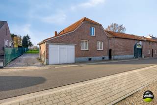<strong>Charmante hoevewoning aan de stadsrand van Bilzen – Merem 33.</strong><br /><br />Deze karaktervolle langegevelhoeve geniet van een landelijke, rustige ligging op slechts enkele minuten van het centrum van Bilzen.<br />Alle dagelijkse voorzieningen, winkels en verbindingswegen zijn vlot bereikbaar, waardoor je hier de perfecte combinatie vindt van rust en wooncomfort.<br /><br />De hoeve bevindt zich op een ruim perceel van 26a 85ca en omvat een woonhuis, een voormalige toegangspoort naar de binnenkoer, twee stallingen en een achtergelegen, volledig omheinde weide.<br />De woning beschikt over een bewoonbare oppervlakte van 151m² en telt 3 slaapkamers. De zolderverdieping van 108m² biedt bovendien een mooie mogelijkheid tot het creëren van extra woonruimte.<br /><br />Binnenkomen doe je via de zijdelingse inkomhal, die toegang geeft tot de ingerichte keuken en de bijzonder gezellige leefruimte met zit- en eethoek.<br />De combinatie van parketvloeren en plafonds met zichtbare houten balken creëert een warme, authentieke landelijke sfeer. Vanuit de eetkamer geniet je van een aangenaam zicht op de binnenkoer.<br />De hal met gastentoilet leidt verder naar het overdekte terras, de badkamer met douche, dubbele wastafel en nachttoilet, evenals naar de drie slaapkamers.<br />Op deze verdieping bevindt zich tevens een ruime berging aan de voorzijde, die eenvoudig kan worden ingericht als inpandige garage. Via deze ruimte bereik je ook de zolderverdieping, die potentieel biedt voor bijkomende woon- of hobbyruimte. Daarnaast is er nog een kleine voorraadkelder aanwezig.<br /><br />De woning is uitgerust met dubbele beglazing, rolluiken en 10 zonnepanelen.<br /><br />De aanpalende stalling (28m²) en de grote buitenstalling (49m²) bieden veelzijdige mogelijkheden, ideaal voor wie extra opslagruimte, hobbyruimte of dierenverblijven wenst. De achterliggende weide maakt het plaatje compleet.<br /><br />Troeven van deze hoevewoning zijn:<br />- Authentieke langegevelhoeve met twee stallingen en weide<br />- Rustige, landelijke ligging nabij het centrum van Bilzen<br />- Potentieel voor uitbreiding op de zolderverdieping<br />- Uitstekend onderhouden<br />- Voorzien van 10 zonnepanelen<br /><br /><br />Voor meer info of een bezoek ter plaatse, contacteer ons op 0473 79 29 30 of mail naar luc@vestio.com<br /><br /><br /><br /> 