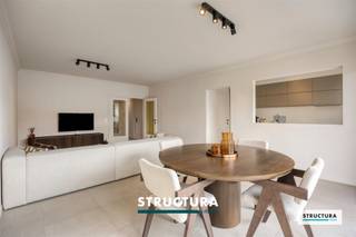 Laissez-vous surprendre par ce magnifique appartement rénové, situé au calme à proximité du centre de Zellik. Une combinaison idéale de confort, de style et d’accessibilité ! L’appartement dispose d’un spacieux et lumineux séjour avec accès à la terrasse. Dans le prolongement se trouve la cuisine moderne, aménagée avec goût et équipée d’appareils de qualité, ainsi qu’un débarras pratique. Le hall d’entrée central, doté d’armoires encastrées, sépare les espaces de vie et de nuit. L’appartement comprend également deux chambres avec des fenêtres orientées au nord, une belle salle de bains rénovée avec double lavabo et élégante douche à l’italienne, ainsi qu’un WC séparé. Sur le plan technique également, l’appartement a fait l’objet d’importantes améliorations : * Chaudière à condensation (2022). * Installation électrique conforme. * PEB B (144 kWh/m² par an). * Roofing renouvelé (2024). * Ascenseur renouvelé (2024). Un garage doit obligatoirement être acheté au prix de 25.000 € – une véritable plus-value à Zellik ! La provision mensuelle s’élève à environ 300 € et comprend la consommation privative de chauffage, d’eau chaude et d’eau froide, ainsi que les charges communes (ascenseur, syndic, entretien de l’immeuble, …). Un appartement prêt à emménager, bénéficiant d’un excellent emplacement, à proximité immédiate des commerces, des transports en commun et des autres commodités. Mesures administratives inscrites au Registre des mesures : non. Vous souhaitez davantage d’informations ou organiser une visite sur place ? Contactez STRUCTURA au 02 460 80 46 ou via info@structura.be.