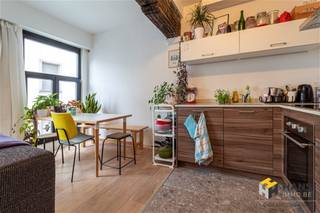 <p><span>Appartement van 38m² met 1 slaapkamer op uitstekende ligging in hartje van Antwerpen. Ligging: 2de verdieping links in gebouw van 4 hoog. Indeling: Lichtrijke leefruimte van 24m² op parket met open keuken voorzien van ingebouwde oven, koelkast, enkele lavabo en elektrische kookplaat, dampkap en ijskast met vriesvak. Slaapkamer van 9m² op parket met doorgang naar badkamer van 4m² met enkele wasbak, hangspiegel en inloop douche. Er is ook een kleine berging en een gastentoilet. Fietsenstalling is aanwezig! Extra: GEEN ALGEMENE KOSTEN! Gunstige EPC: Voor heel ons aanbod of een gratis schatting ga naar www.hansimmo.be of neem contact op met 03/290.30.30 of vraag het aan uw persoonlijke makelaar.</span></p>