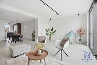 Leuke, gerenoveerde woning te huur. (wordt onbemeubeld verhuurd)<br />Bij het binnengaan van de woning kom je in de inkomhal met ingemaakte kasten aan de linkerkant, waar ook de technische installaties netjes zijn weggewerkt. Aansluitend bevindt zich een apart gastentoilet en is er toegang tot de kelder.<br /><br />Verder kom je in de lichtrijke leefruimte met een open, volledig uitgeruste keuken voorzien van alle moderne toestellen. Vanuit de leefruimte geniet je van een mooi zicht op de verzorgde tuin met terras.<br /><br />De badkamer is uitgerust met een ligbad, douche en dubbele lavabo. Daarnaast is er een aparte, ruime wasplaats voorzien voor een wasmachine en droogkast, hier zit ook de condenserende ketel op de gas. <br /><br />Op de eerste verdieping is er een grote slaapkamer, een bureel/dressing, evenals een extra apart toilet. Via een vaste trap bereik je de tweede slaapkamer.<br /><br />Vooraan naast de woning kan een fiets worden geplaatst. <br /><br />PLUSPUNTEN:<br />+ EPC A<br />+ Volledig gerenoveerd<br />+ Mooie kwalitatieve materialen