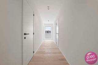 <strong>KOOP NIEUW ZONDER BTW</strong> - APPARTEMENT <strong>1 of 2 SLK</strong> + ZONNIG <strong>TERRAS </strong>+ RUIME <strong>KELDER </strong>IN MOOI RENOVATIEPROJECT <strong>CENTRUM </strong>STAD<br /><br />Zeer grondig gerenoveerd gebouw, de "Drukkerij", met behoud van de historische gevel, zeer rustig gelegen op een boogscheut van de Grote Markt. Hier heeft u werkelijk alles op wandelafstand.<br /><br /><strong>LIFT </strong>aanwezig, deze gaat tot in de kelderverdieping. <br /><br /><strong>RUWBOUW en AFWERKING</strong> - Zeer grondige verbouwing en vernieuwing van de ruwbouw + zeer kwaliteitsvolle en verregaande afwerking met een scherp oog voor detail en een gul gebruik van topmaterialen. <br /><br />+ overal voleiken parket<br />+ elegant deurbeslag<br />+ mooi kraanwerk<br />+ prachtige badkamer<br />+ geriefelijke keuken, enz.<br /><br /><strong>VOLLEDIG INSTAPKLAAR</strong> - overal werden inbouwspots voorzien alsook elegante lichtarmaturen, dit gecombineerd met de licht geverfde muren en het prachtige parket zal u of uw potentiële huurder overtuigen om onmiddellijk in te huizen.<br /><br /><strong>STAND VAN ZAKEN</strong> - laatste fase van renovatie is ingezet, laatste afwerkingen en schoonmaak zijn ingepland.<br /><br /><strong>GEMEENSCHAPPELIJKE FIETSENBERGING</strong> met aparte ingang.<br /><br /><strong>Voor meer info en een bezoek ter plaatse contacteer ons kantoor 012 744 844 of mail naar info@goed-gevonden.be</strong>