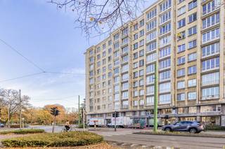Ontdek dit goed onderhouden 2 slaapkamer appartement, ideaal gelegen in een rustige en toch centrale buurt. Op wandelafstand bevindt zich het koning Albertpark en Harmoniepark. <br />Het appartement biedt een praktische indeling, perfect voor starters, koppels of investeerders.<br />Bij binnenkomst betreedt u een ruime inkomhal met afzonderlijk gastentoilet. De lichtrijke leefruimte met grote ramen biedt een aangename sfeer. <br /><br />De gesloten keuken is uitgerust met toestellen en biedt voldoende kastruimte. <br />De slaapkamers zijn ruim en rustig gelegen, en geven beide rechtstreeks toegang tot het zonnig terras met uitzicht op groen, ideaal voor ontspanning of een gezellig ontbijt in de buitenlucht. Ook geven deze een directe toegang tot de badkamer, voorzien van een ligbad, lavabo en aansluiting voor een wasmachine.<br />Het appartement beschikt verder over dubbele beglazing, energiezuinige verwarming en een praktische indeling die optimaal gebruik maakt van de beschikbare ruimte.<br /><br />Pluspunten:<br />Ruim en lichtrijk appartement<br />Zonnig privéterras<br />Afzonderlijk toilet<br />Gerenoveerde badkamer<br />Energiezuinig<br />Centrale, doch rustige ligging<br />Ideaal voor wie centraal en modern wil wonen met alle voorzieningen binnen handbereik. <br /> 