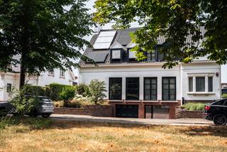 Karaktervolle en energiezuinige gezinswoning in de geliefde Pius X-wijk te KortrijkDeze volledig gerenoveerde woning op een toplocatie combineert...