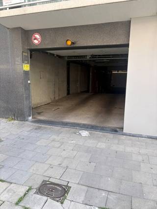 Deze afgesloten garagebox bevindt zich op verdieping -1 van residentie Onyx.<br />Inrijden via autolift naar verdieping -1.<br />Zeer makkelijk, ruim parkeercomplex.<br />Afgesloten box met manuele poort.<br />Afmetingen: 5.81 x 2.82 m.<br />Enkel te huur op jaarbasis.<br />Maandelijkse huurprijs: 130 EUR.