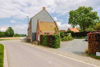 <p><span>MULLEM Entouré de champs et offrant une vue sur le centre pittoresque du village, ce lieu d'exception attend de se réinventer.</span></p><p><span>L'ancienne école, avec sa maison d'instituteur et son passé monastique, offre calme, intimité et de nombreuses possibilités.</span></p><p><span> </span></p><p><span>Le bâtiment scolaire comprend deux salles de classe spacieuses, un large couloir, des sanitaires et une pièce à l’arrière avec un grenier. L’ancienne cour de récréation et la grande annexe, qui servait autrefois également de salle de classe, offrent un espace supplémentaire pour vivre, travailler ou donner libre cours à votre créativité.</span></p><p><span> </span></p><p><span>Dans la maison d’instituteur attenante, l’agréable pièce à vivre dotée d’un système de projection encastré, la salle à manger et la cuisine ouverte procurent immédiatement une atmosphère chaleureuse. On y trouve également une arrière-cuisine, une buanderie et un bureau donnant accès à la chapelle unique : un élément architectural particulier qui confère à cette propriété son caractère propre. À l’étage se trouvent trois chambres, une salle de bains et un grenier spacieux, accessible par un escalier fixe.</span></p><p><span> </span></p><p><span>Les deux bâtiments ont déjà fait l’objet d’une rénovation en profondeur et sont exempts d’amiante. Grâce à ses nombreux espaces et dépendances, l’ensemble se prête parfaitement à la combinaison d’un usage résidentiel et d’une activité indépendante. Une habitation de type « kangourou » ou un logement de type B&u B fait également partie des options possibles, sous réserve de l’autorisation du service de l’Environnement.</span></p><p><span> </span></p><p><span>La propriété est classée au patrimoine architectural et exonérée de l’obligation de rénovation résidentielle. Il y a suffisamment de places de stationnement et, via la N60, Oudenaarde, Gand et l’E17 sont facilement accessibles.</span></p><p><span> </span></p><p><span>Les deux entités peuvent également être achetées séparément.</span></p><p><span> </span></p><p><span>Prix indicatif : 610 000</span></p><p><span> </span></p>
