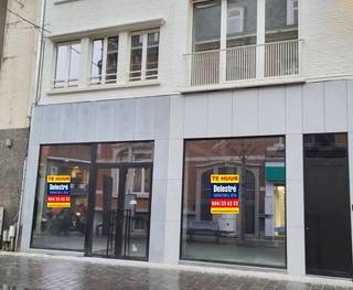 Modern commercieel gelijkvloers met een opp. van 131 m² en een façade van 8 m. <br />Stockruimte op verdieping 1 en -1 (kelder). <br />Het gebouw ligt naast de winkel van Jules, tegenover Pearle Opticiens en schuin tegenover de Inno. Dit is het beste stuk van de Diestsestraat in Leuven.<br />Indeling: <br />Het gaat over het linkse deel (C+D op het GV). <br />De kelder: deel C is toegankelijk via de winkel <br />Sociale ruimte op de eerste verdieping. <br />De winkel en secundaire ruimte op verdieping 1 worden op het tweede plan ingetekend in het blauw, op het eerste plan staat ook de kelder. <br />Benieuwd naar dit bedrijfsvastgoed te huur in Leuven? <br />Contacteer info@immodelestre.be of 054 33 62 52. <br />www.immodelestre.be<br />