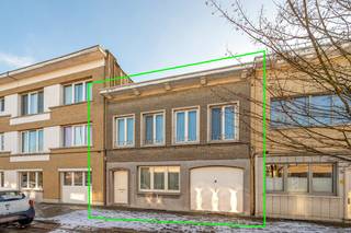 <strong>(Attestering en grondplannen kan u terugvinden bij “Documenten” op de Wellimmo-site)</strong><br /><br /><strong>Algemeen:</strong><br />Een praktische eengezinswoning met vier slaapkamers, een bewoonbare oppervlakte van 166m² en een oostgerichte tuin van circa 67 m². De woning dateert origineel uit 1954, maar onderging doorheen de jaren deels gerenoveerd (zoals het dak, ramen, achtergevel, keuken, verwarmingsinstallatie…).<br /><br /><strong>Ligging:</strong><br />Ideaal gelegen tussen het Te Boelaerpark en Boekenbergpark, met een goede bereikbaarheid naar de stad, invalswegen en alle belangrijke voorzieningen zoals scholen, winkels etc...<br /><br /><strong>Indeling:</strong><br />Bij het betreden van de woning kom je in een compacte inkomhal. Vanuit de hal heb je toegang tot een polyvalente ruimte die perfect kan dienen als bureau, speelkamer of hobbyruimte. Deze ruimte vormt het centrale punt van de woning en geeft toegang tot de garage, de leefruimte en een apart gastentoilet met handenwasser en de trappen naar de bovenverdieping.<br /><br />De garage biedt plaats voor een kleine wagen, maar kan ook perfect gebruikt worden als wasruimte dankzij de aansluiting voor wasmachine en droogkast.<br />De ruime en lichtrijke woonkamer geniet van een mooie natuurlijke lichtinval en een aangenaam uitzicht op de tuin. De leefruimte is afgewerkt met tegelvloeren en geschilderde muren en biedt rechtstreeks toegang tot de tuin.<br />Aansluitend aan de woonkamer bevindt zich de volledig geïnstalleerde Siemens-keuken, eveneens met toegang tot de tuin en de kelder. De aangename tuin is oostgericht en ca. 67 m².<br /><br />Op de bovenverdieping bevinden zich vier ruime en lichtrijke slaapkamers, die flexibel kunnen worden ingericht als slaap-, werk- of hobbyruimte. Daarnaast zijn er twee praktische vestiaires met ruime opbergmogelijkheden.<br />De badkamer is uitgerust met een douche, een lavabo en een handige ingemaakte kast. Bovendien is er voldoende ruimte en de mogelijkheid om een bad te installeren, wat extra comfort kan bieden. Ten slotte is er ook nog een droge en ruime kelder aanwezig. <br /><br /><strong>Troeven:</strong>
<ul>
	<li>Ruime tuin</li>
	<li>Garage</li>
	<li>Gegeerde locatie</li>
	<li>Ruime kelder</li>
</ul>
<strong>Interesse?</strong><br />Contacteer ons via info@wellimmo.net of bel naar 03/225.00.68.<br /> 